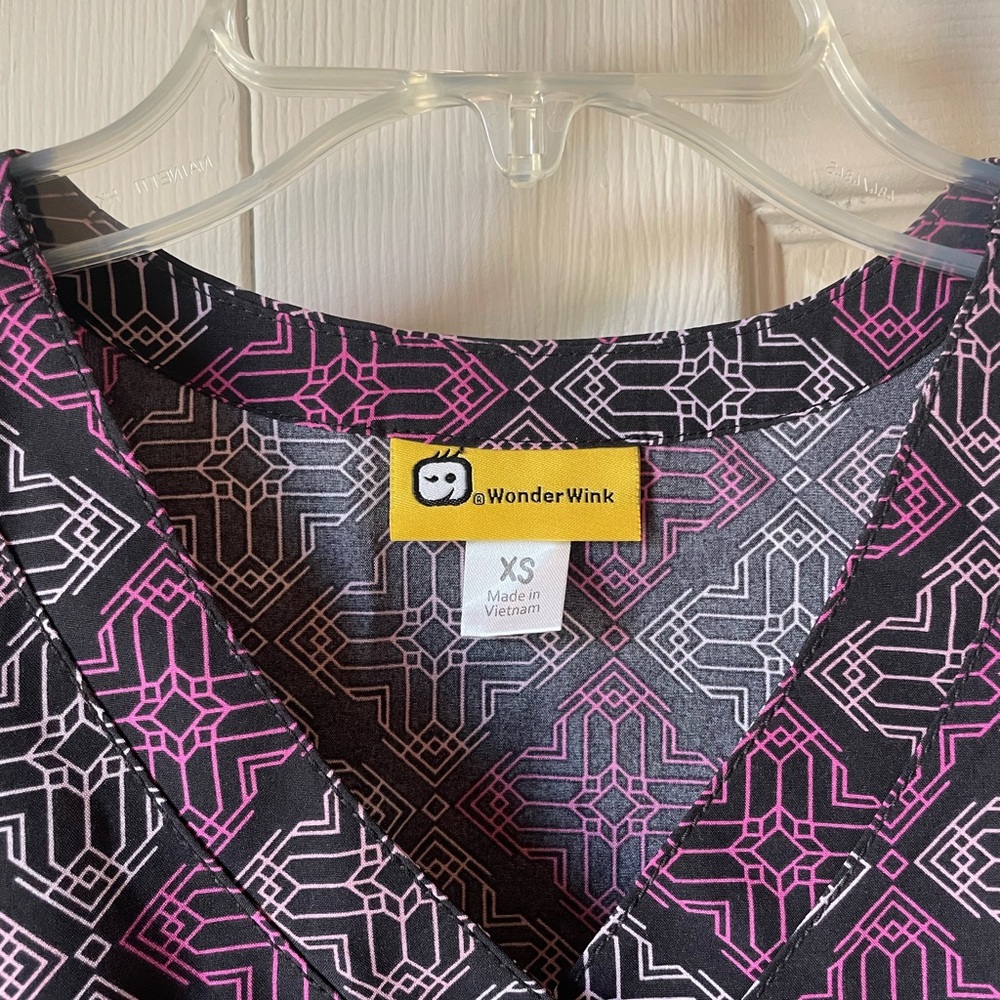 Geometric Patterned Scrub Top - Picture 2 of 2